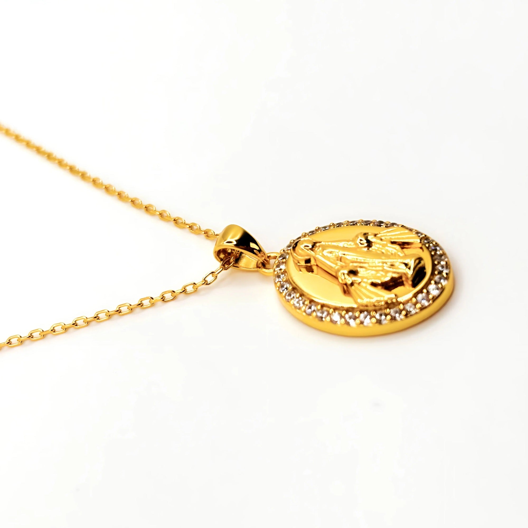 Collar Religioso con una medalla de la Virgen de Plata 925 enchapada en Oro de 18k