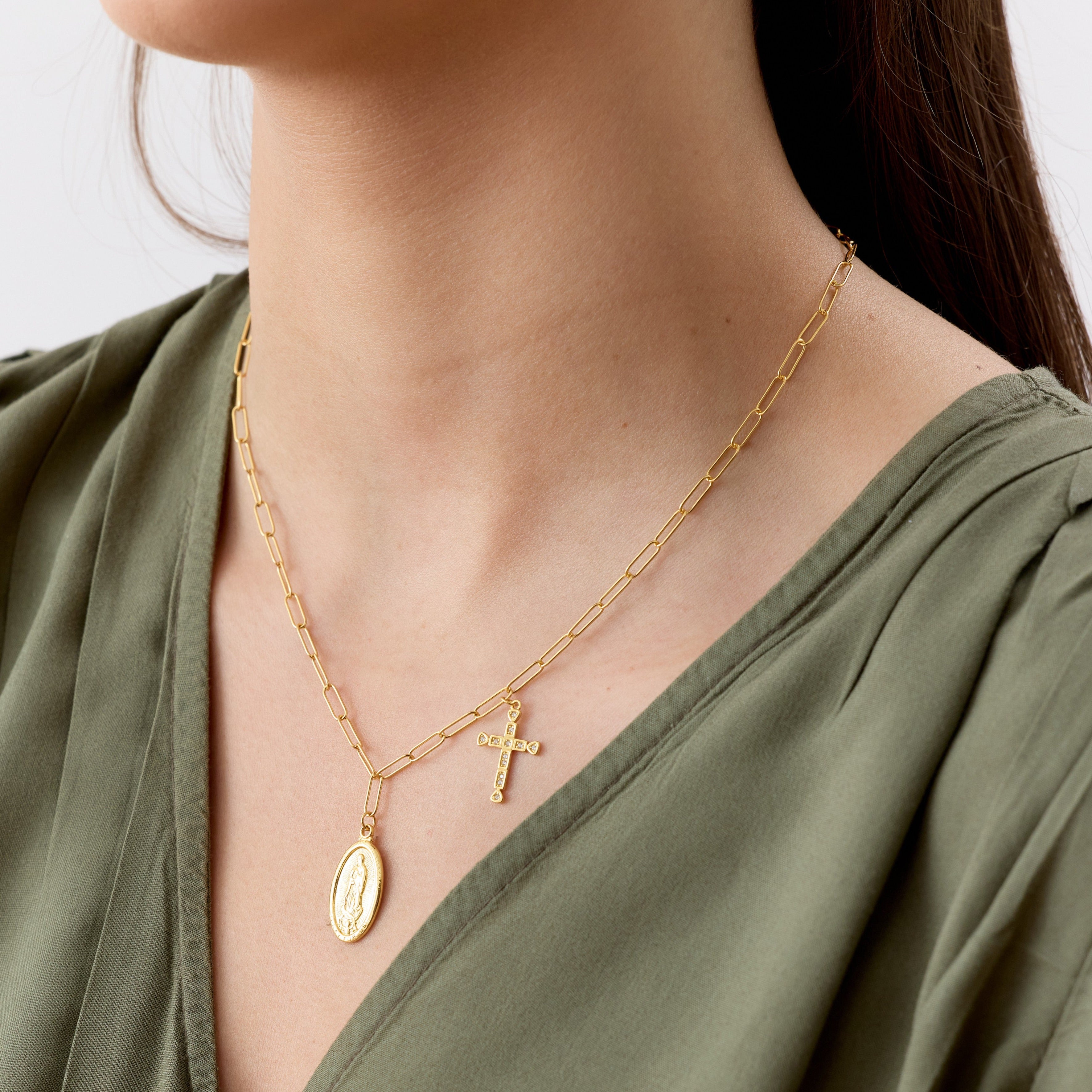 modelo con collar religioso de virgen de los rayos y cruz con circones