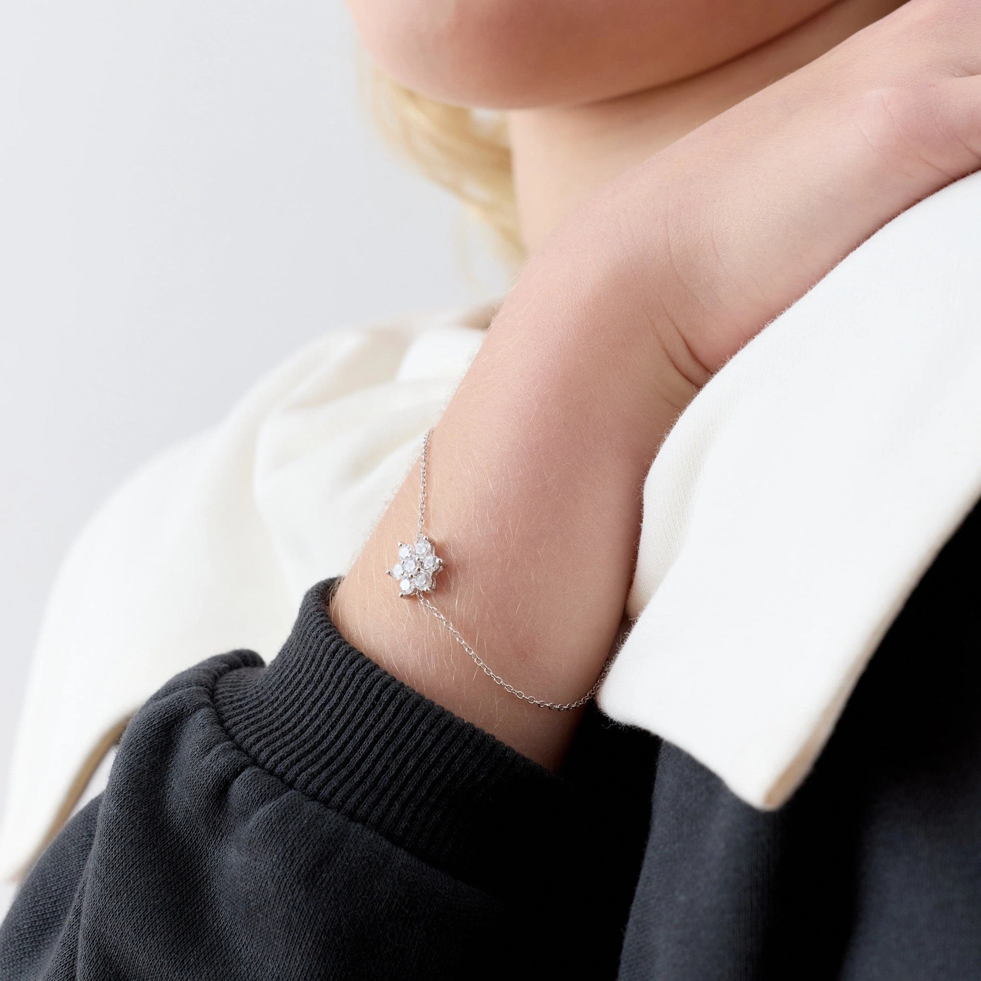 Pulsera con Flor de Circones de Plata 925