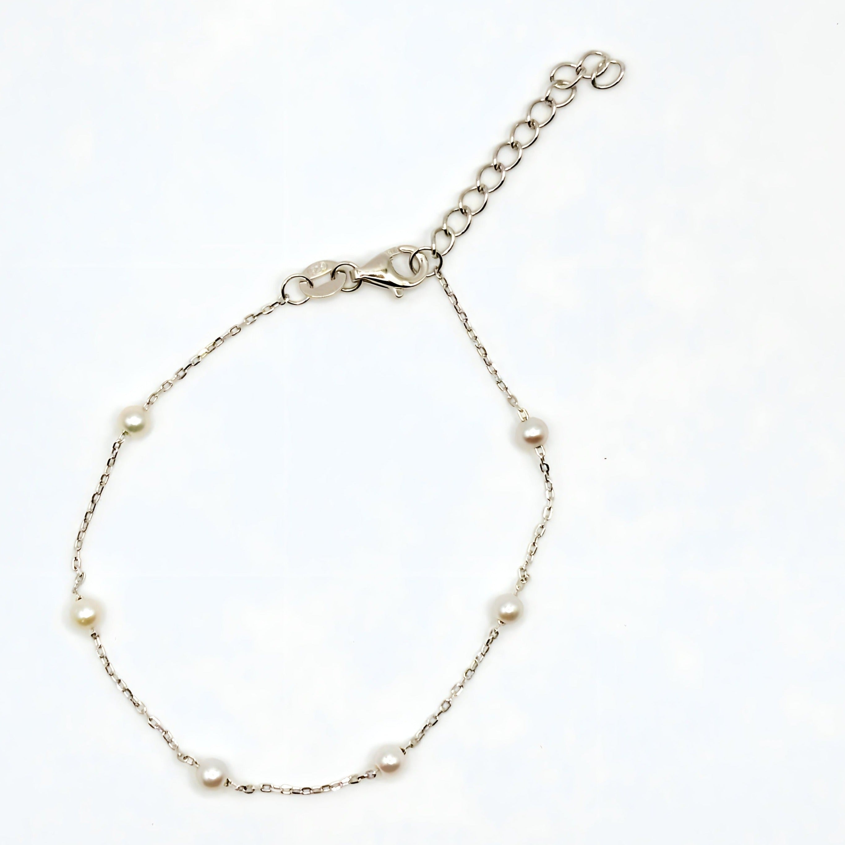 Pulsera de plata 925 con perlitas cultivadas, con cadena de largo ajustable.