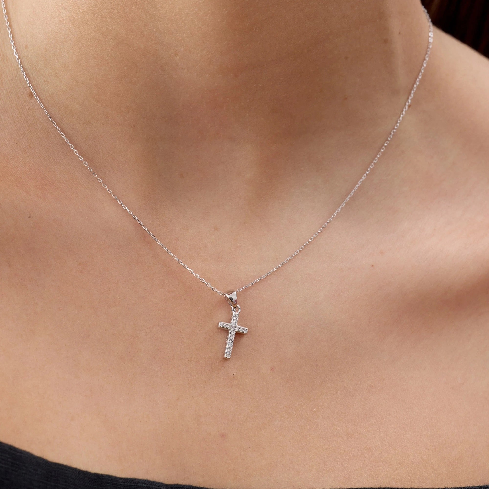 Collar Religioso con una Cruz de 13mm con Circones de Plata 925