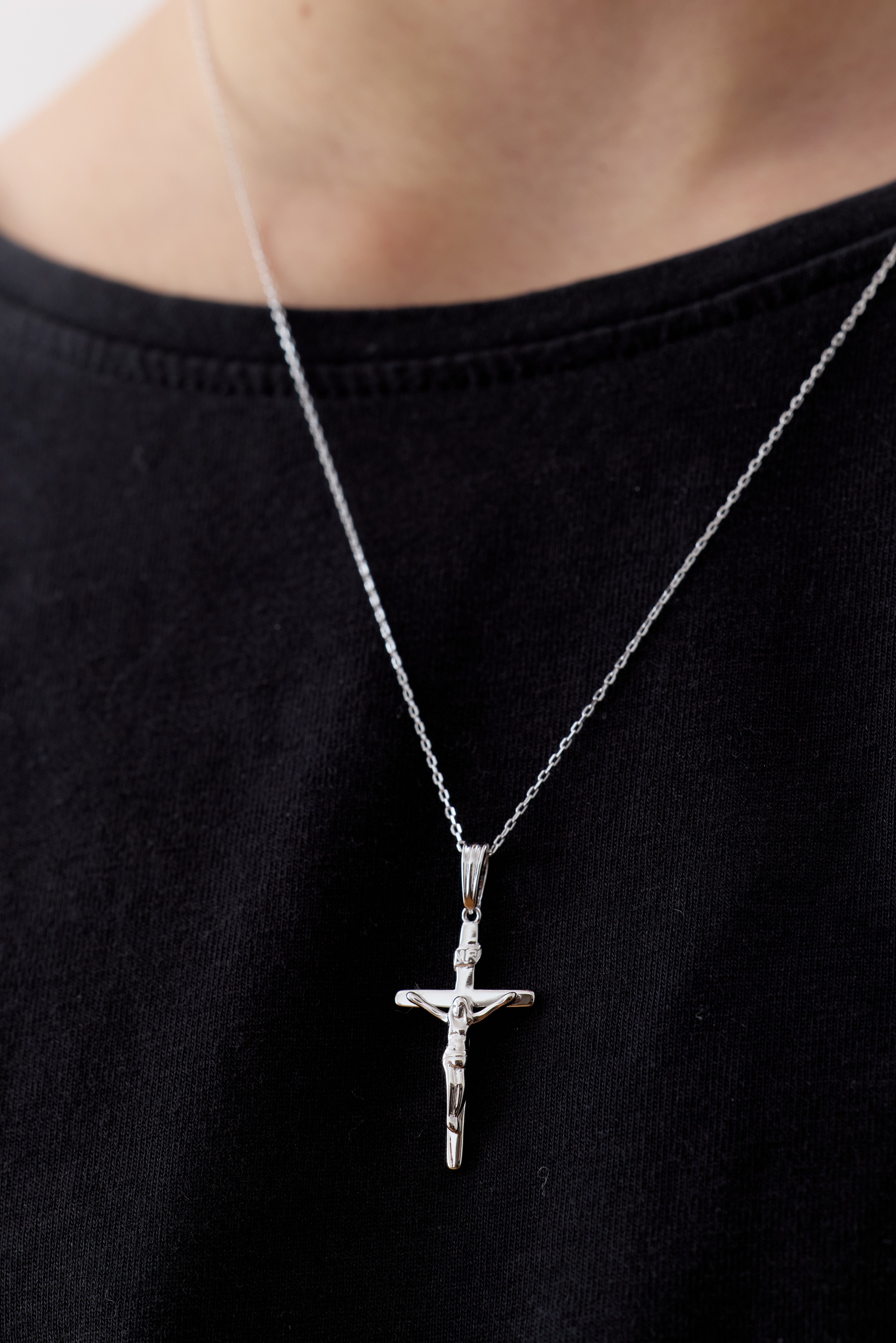 Collar Religioso con una Cruz de 25mm de Plata 925