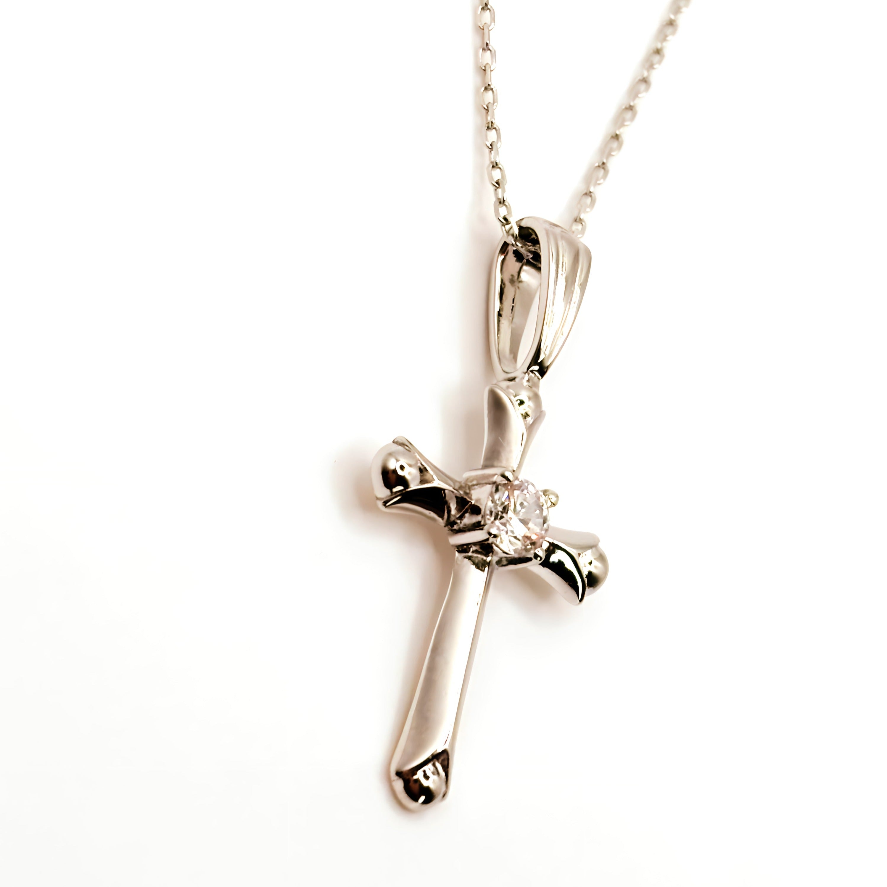 Collar Religioso con una Cruz de 20mm con un Circón de Plata 925
