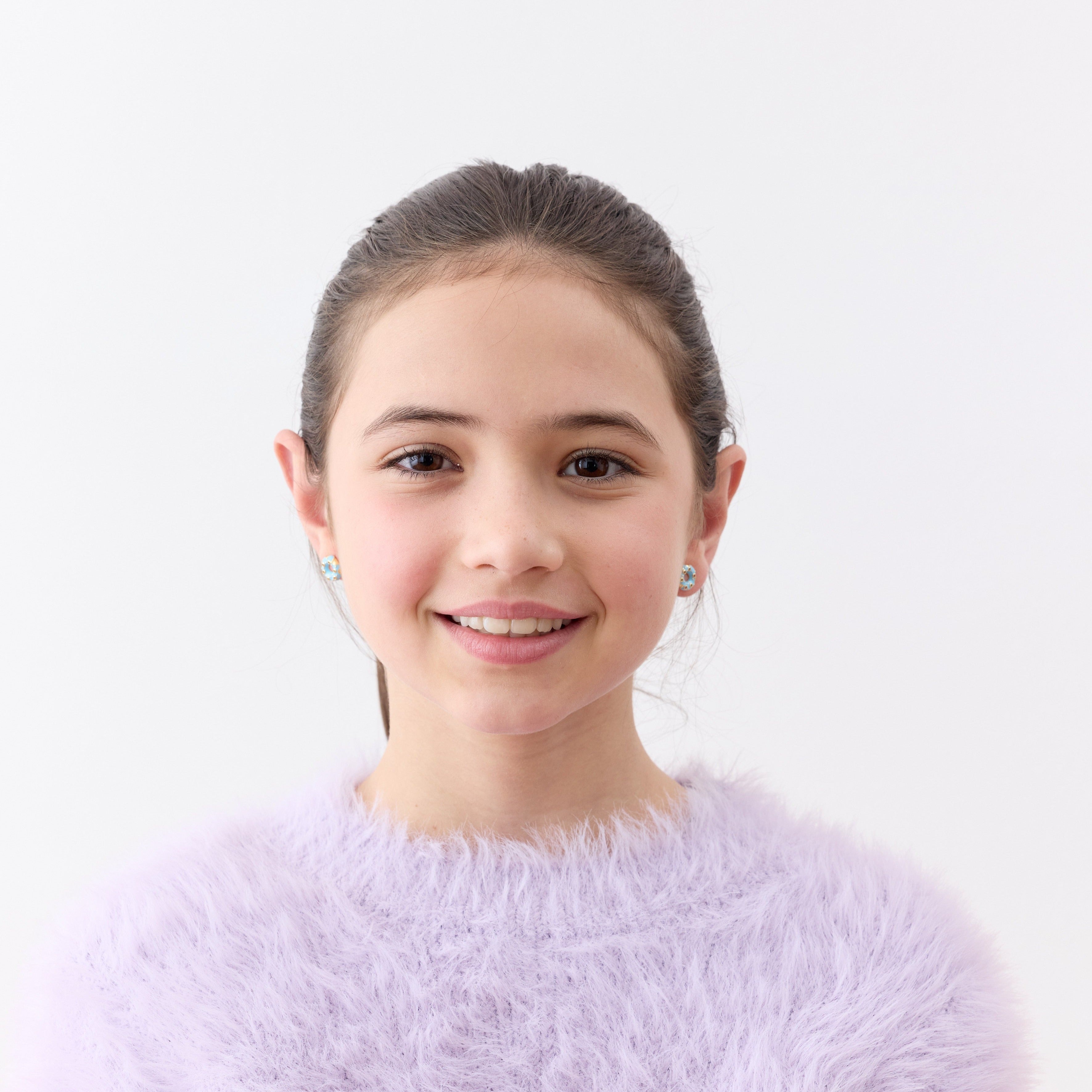 Modelo usando los aros de donuts celeste en plata 925 con baño de oro 18k
