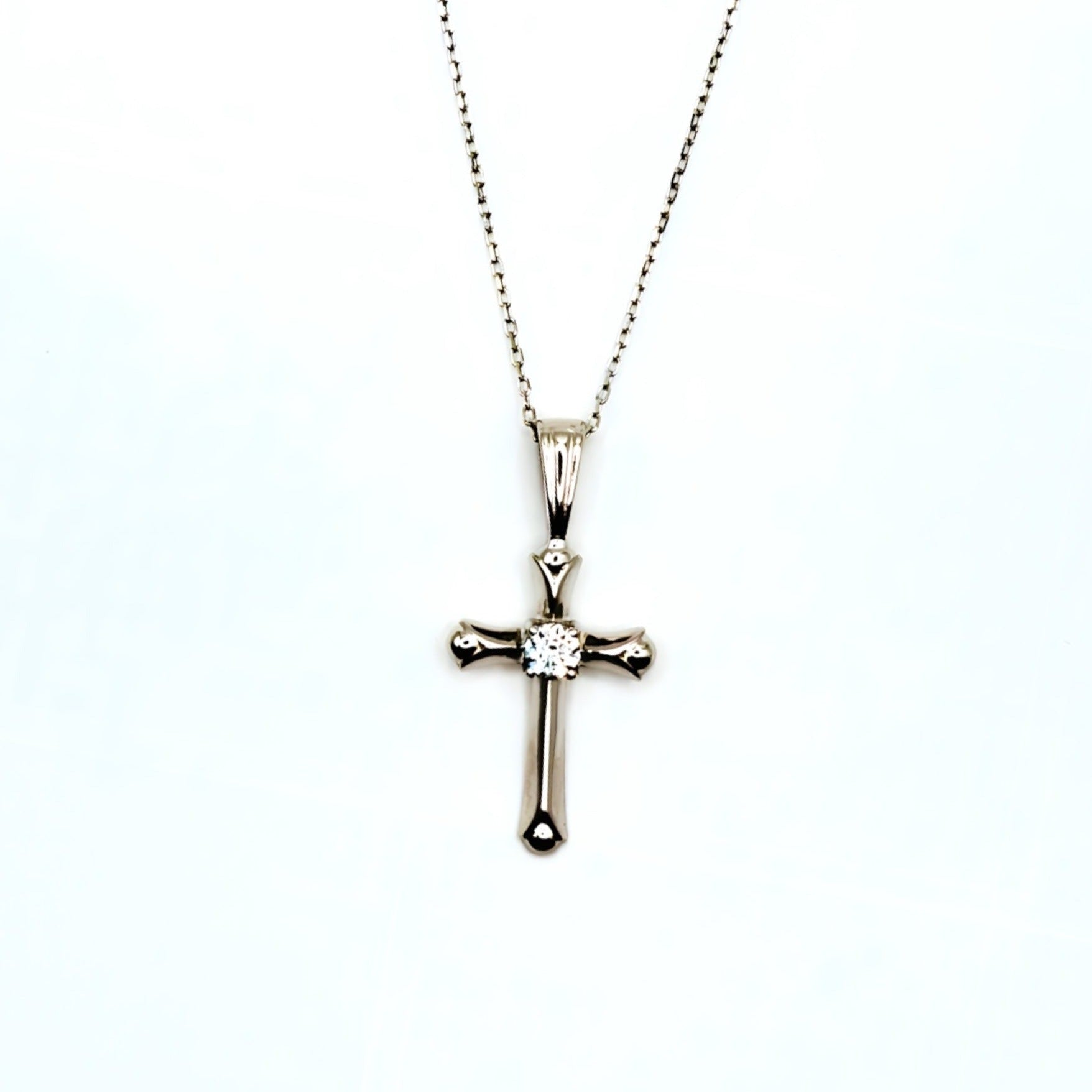 Collar Religioso con una Cruz de 19mm con un Circón de Plata 925