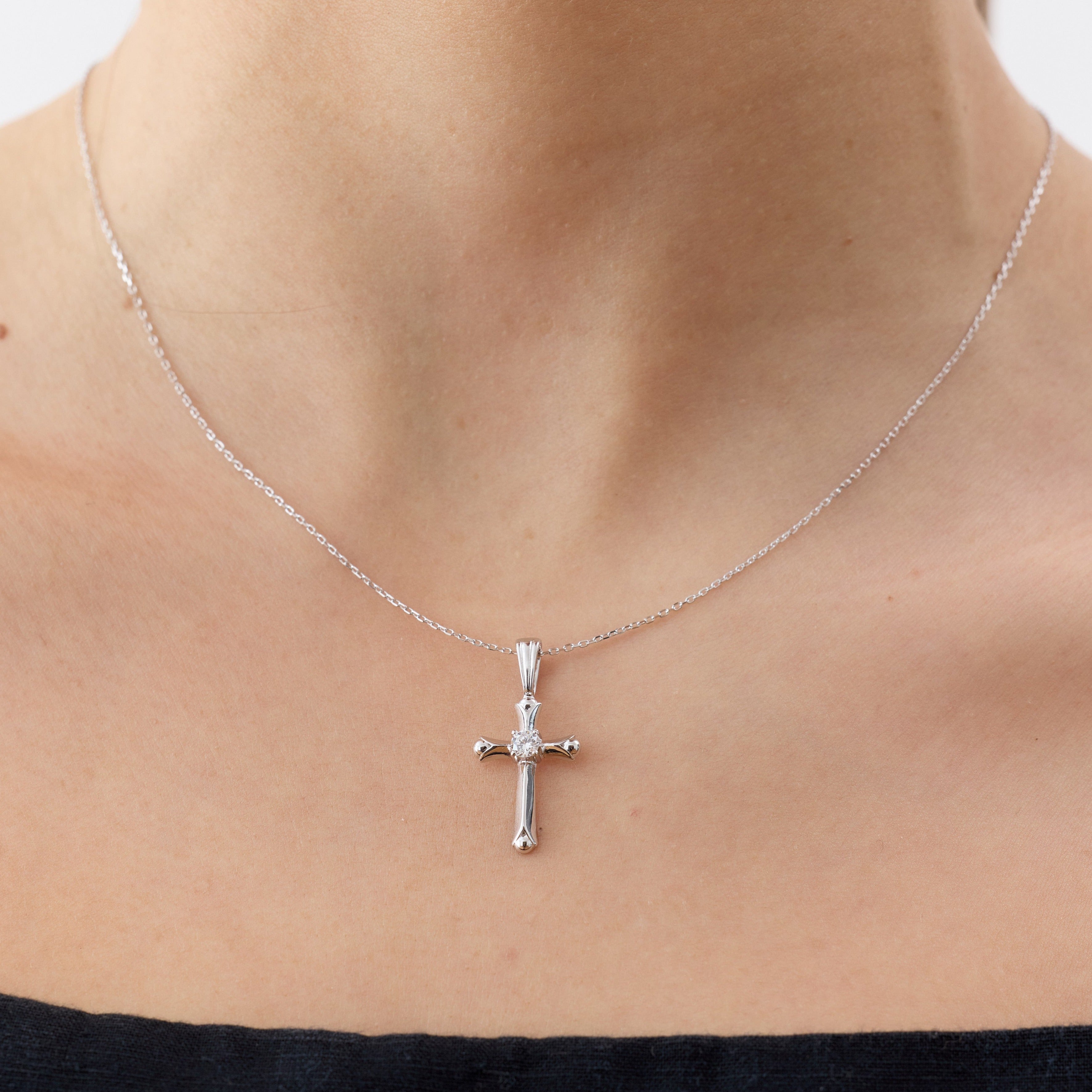 Collar Religioso con una Cruz de 19mm con un Circón de Plata 925