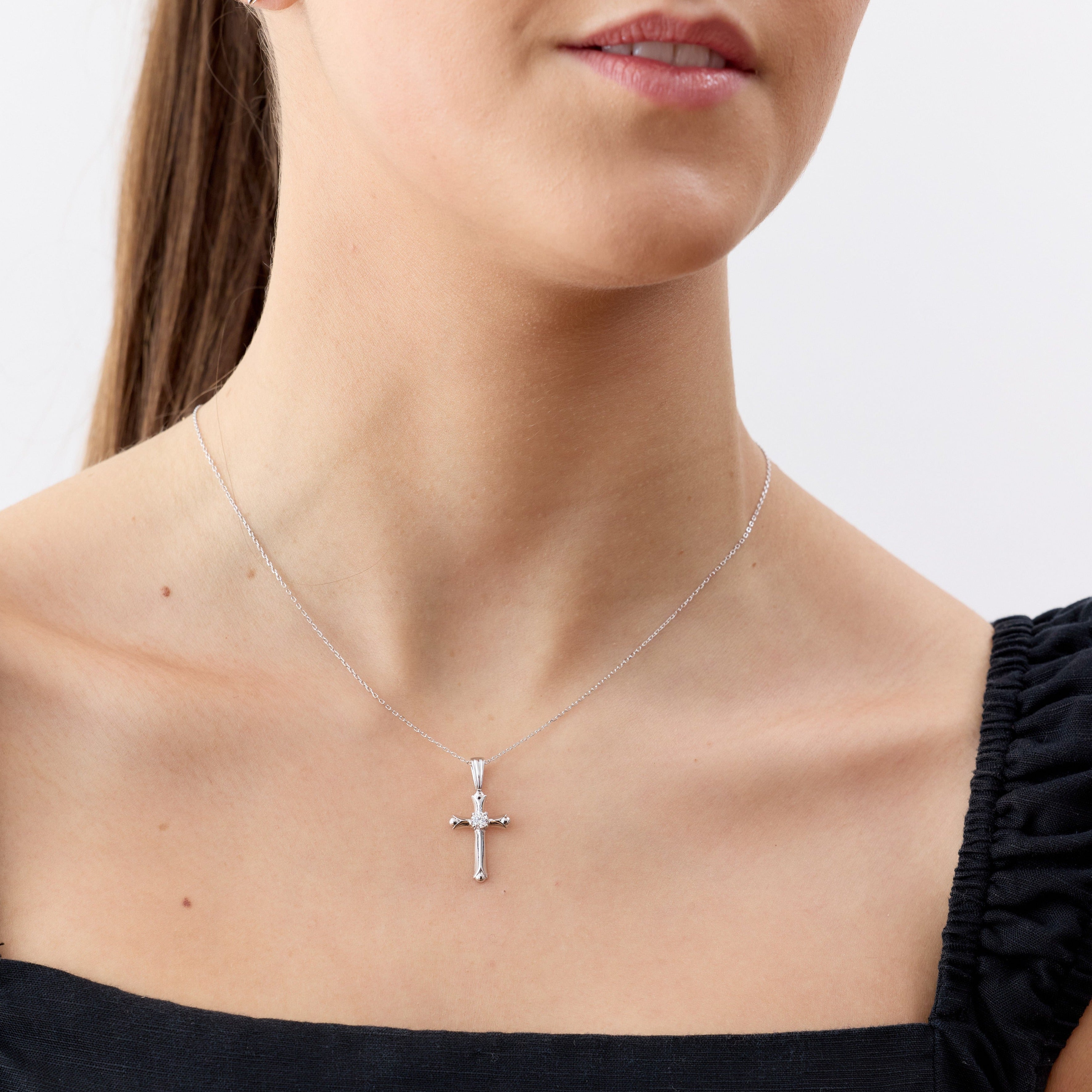 Collar Religioso con una Cruz de 19mm con un Circón de Plata 925